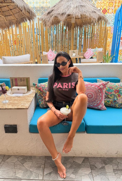 tshirt paris la milla czekoladowy, t-shirt paris la milla, t-shirt czekoladowy la milla, tshirt la milla czekoladowy, t-shirt do jeansów na wiosnę, t-shirt do jesiennych stylizacji, t-shirt paris la milla