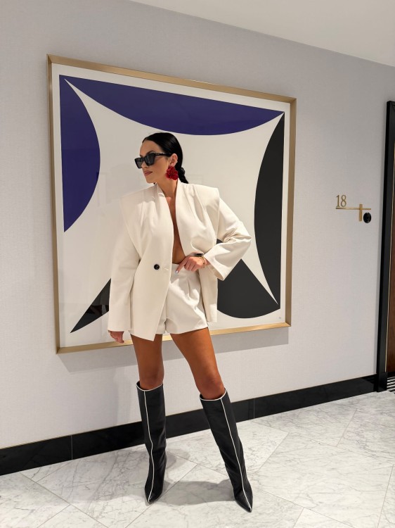 la milla marynarka z odkrytymi rękawami, la milla marynarka odkryte ramiona, la milla wycięcia na ramionach, la milla kremowa marynarka, la milla marynarka kremowa, la milla garnitur na komunię, la milla marynarka wiosna