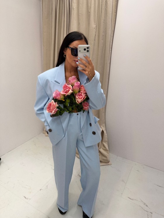 la milla spodnie błękitne, la milla spodnie w kant błękitne, la milla eleganckie szerokie spodnie błękitne, la milla garnitur błękitny, la milla elegancki garnitur błękitny, la milla spodnie materiałowe w kant, garnitur damski na wiosnę